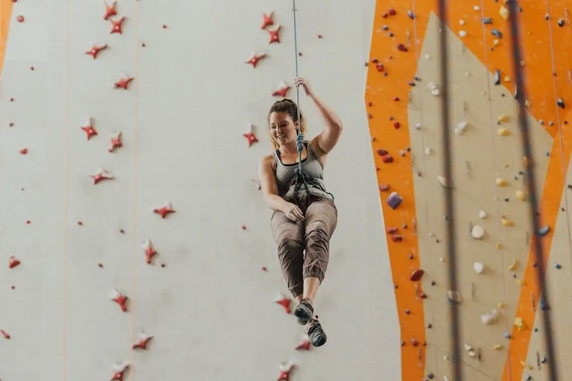 woman rock climbing in Fort Worth Texas