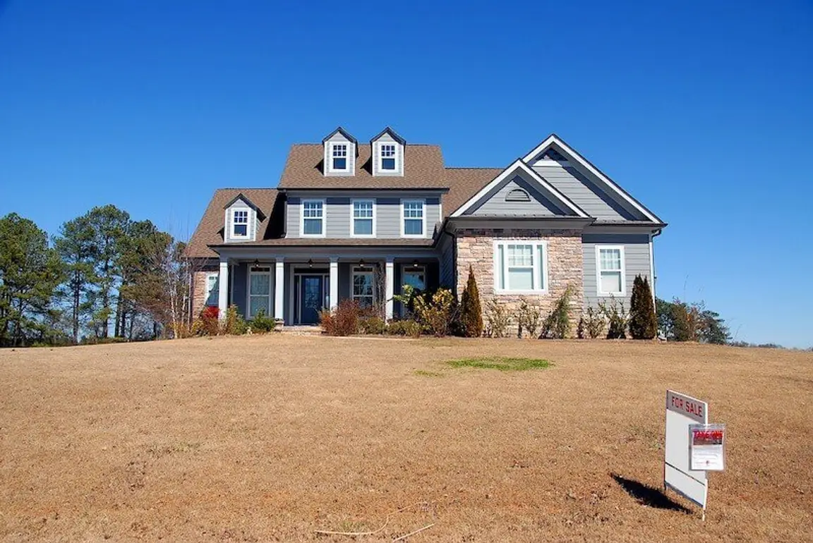 house with for sale sign in Memphis,TN