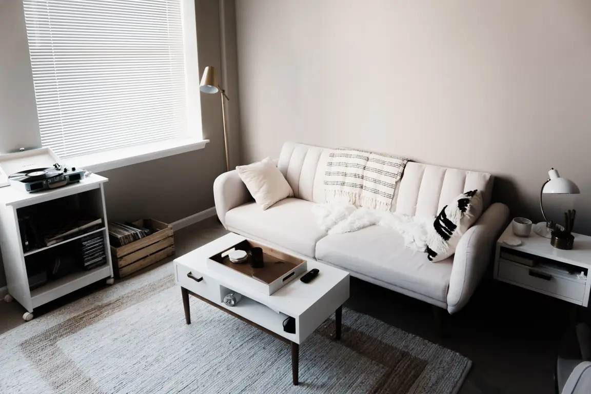 sell house quickly in Cincinnati - clean living room