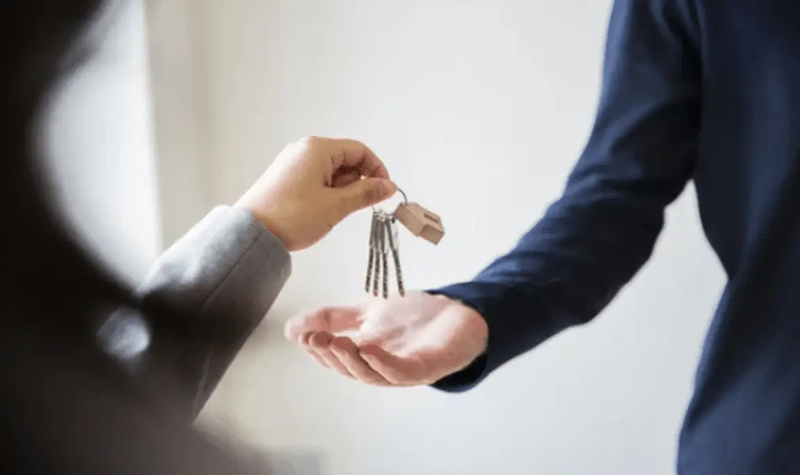 Reasons Why You Should Not Hire a Real Estate Agent to Sell Your House= Handing keys over
