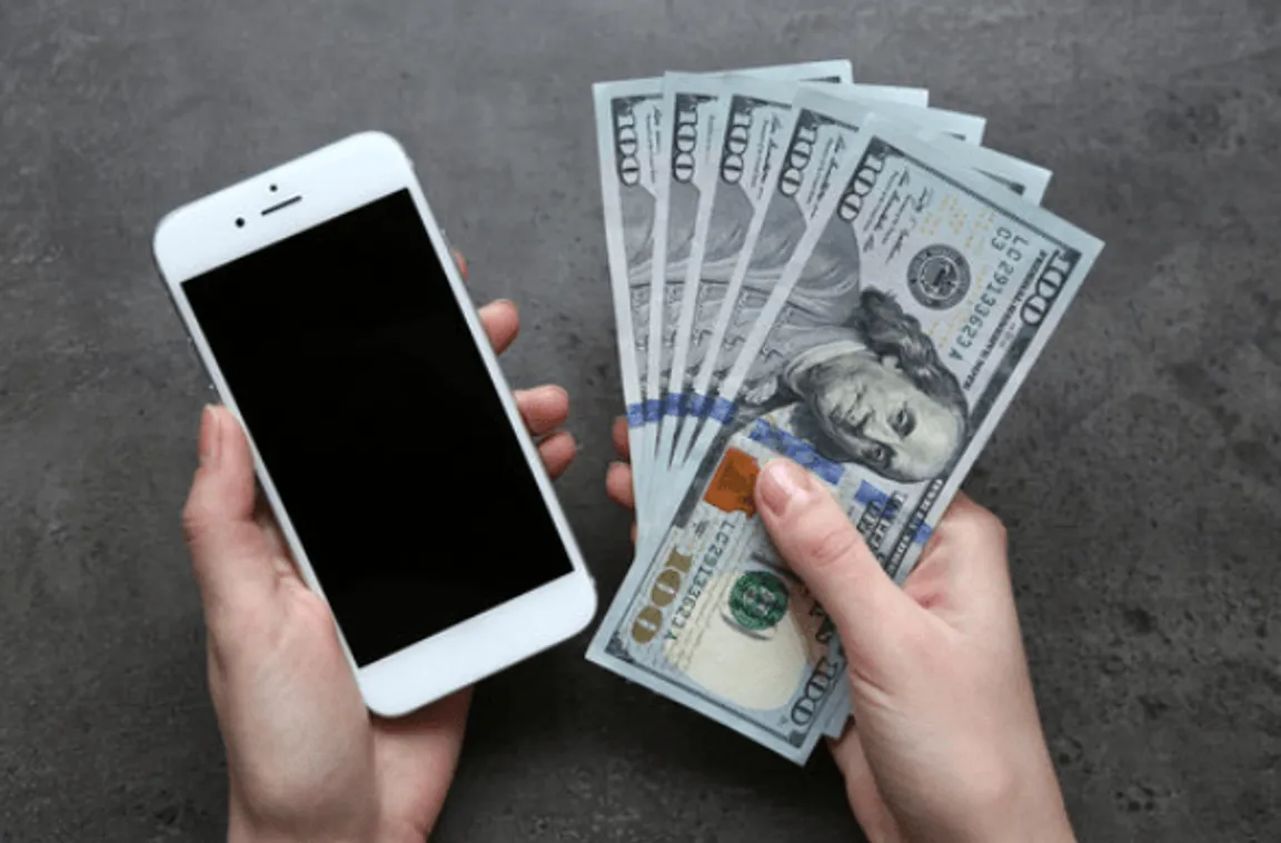 Professional Home Buyer vs. an iBuyer - Phone and cash