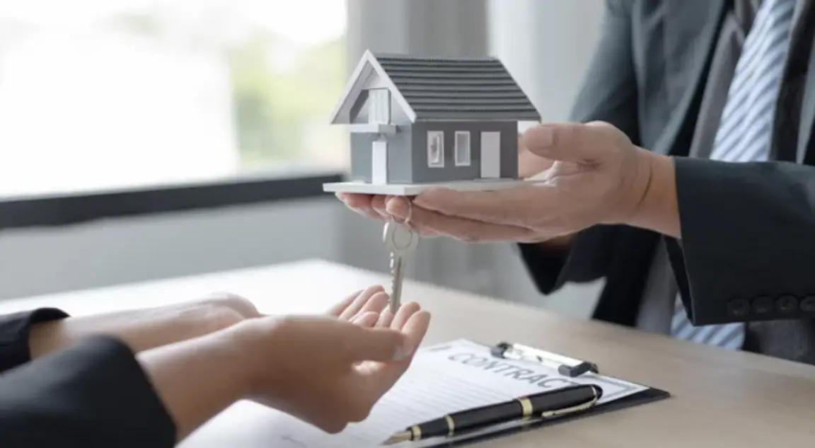 Selling Your House With an Agent vs. to an Investor- mini house