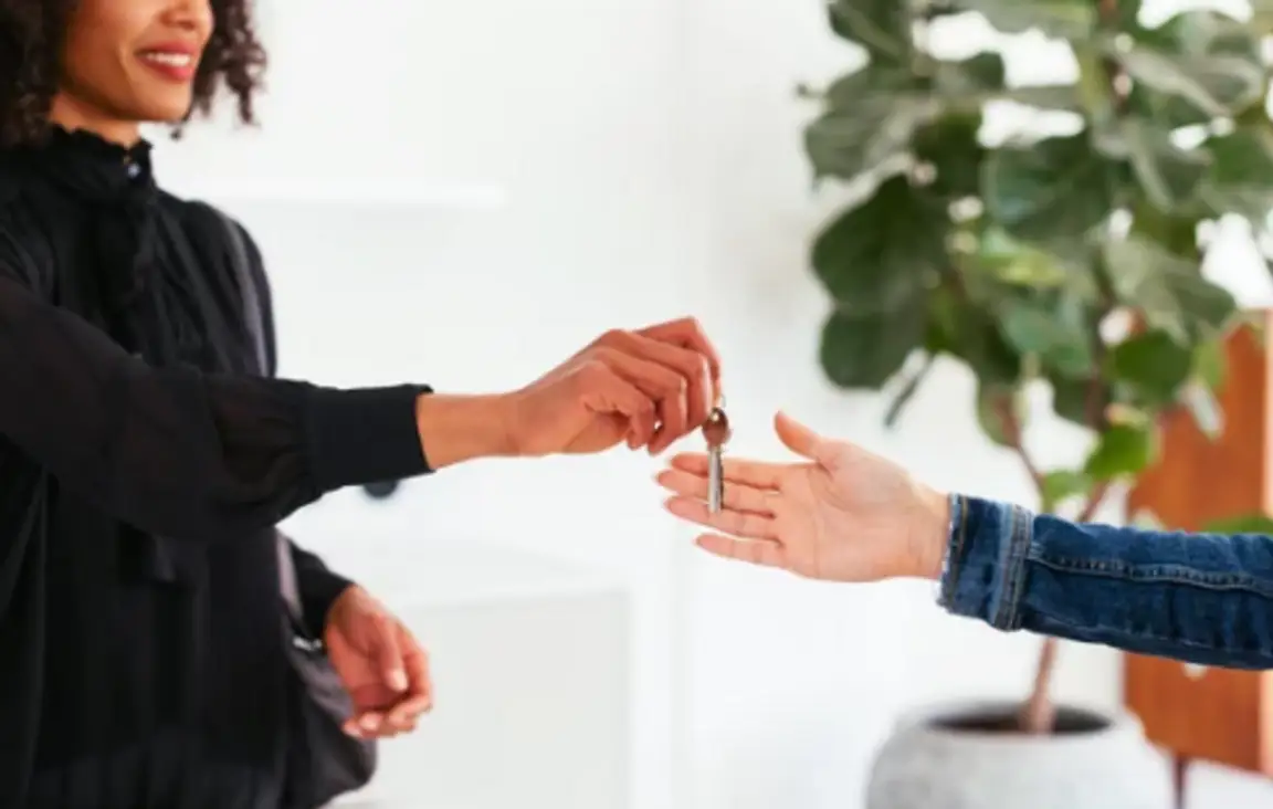 Easiest Way to Sell Your House- Handing over keys