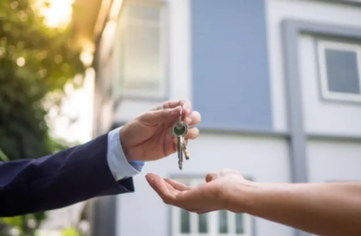 Sell Your House Directly- Handing keys