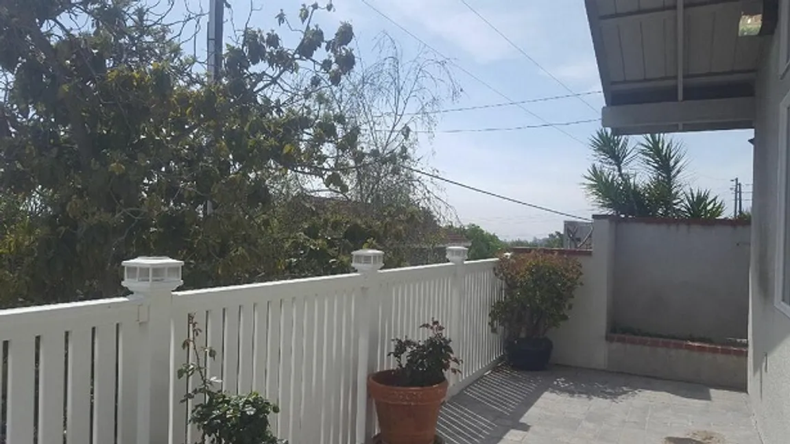 white vinyl fence in the front yard of a house in Fillmore