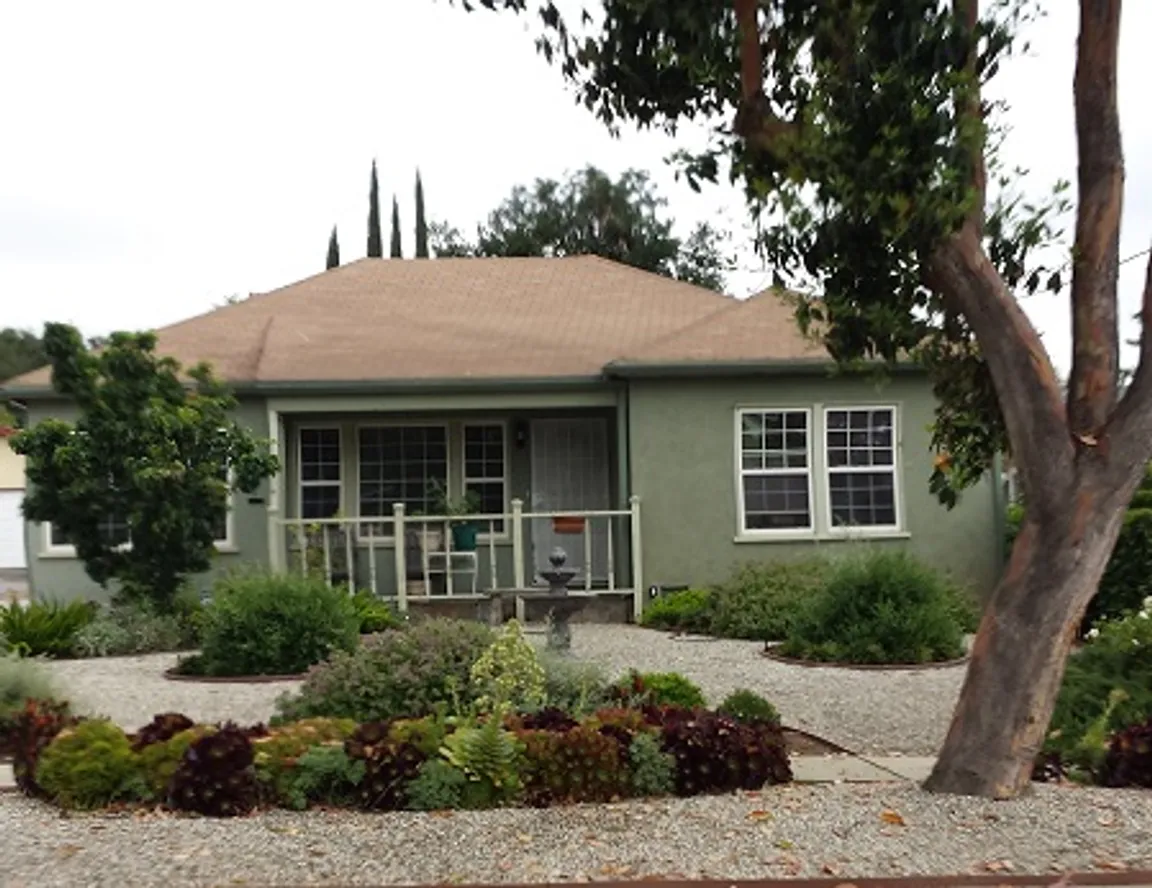 the front yard of a house in thousand oaks