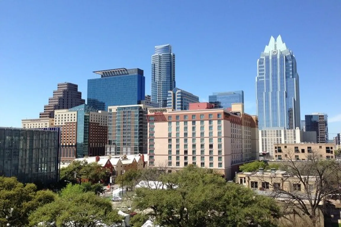 selling-texas-mortgage-mote-austin-texas-skyline