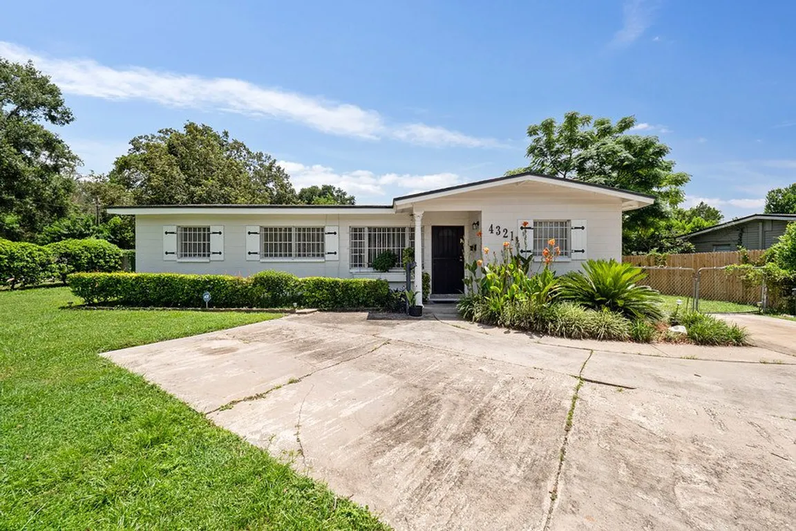 we buy houses Pine Hills