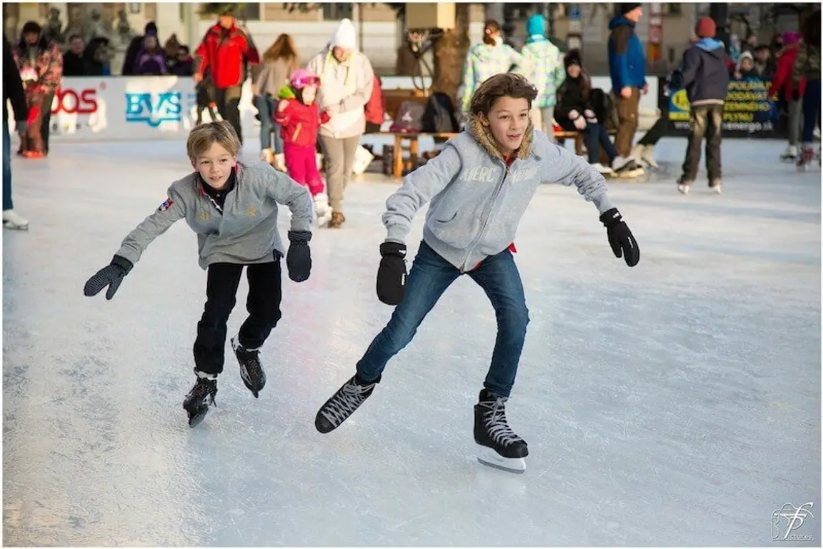 kids ice skating at an ice rink