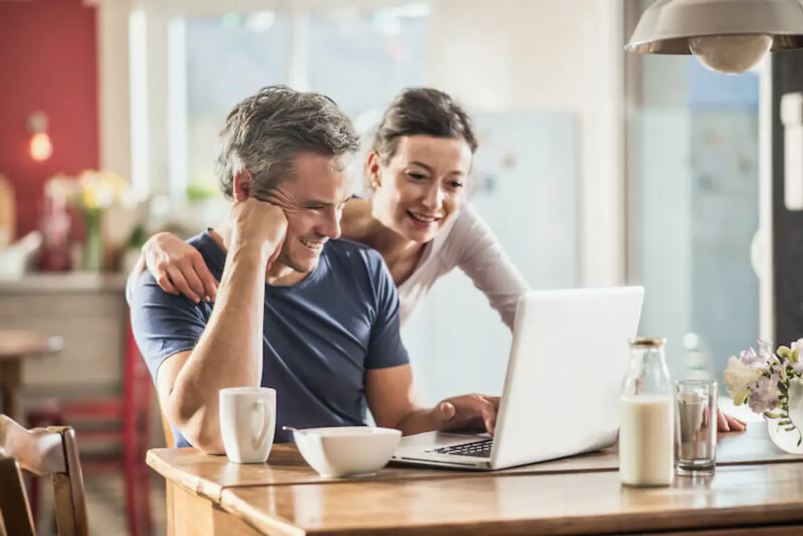 couple selling house online