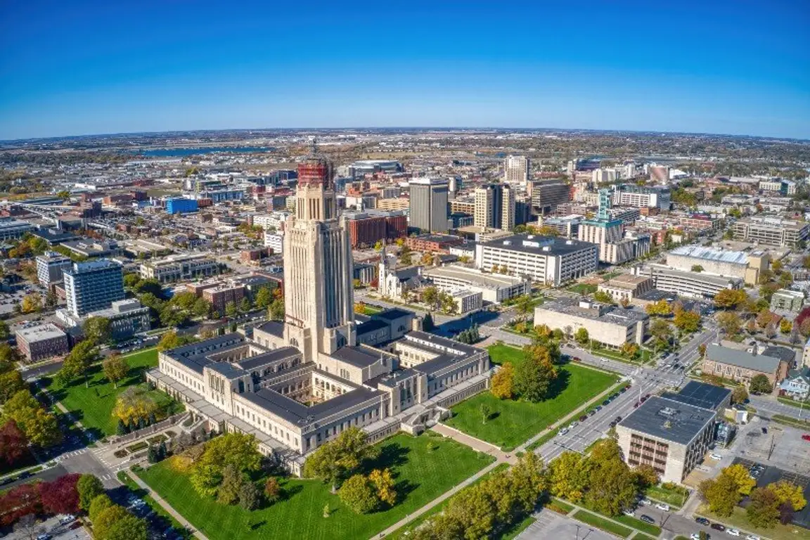 A-Living-in-Lincoln-Pros-and-Cons-List-Not-to-Miss