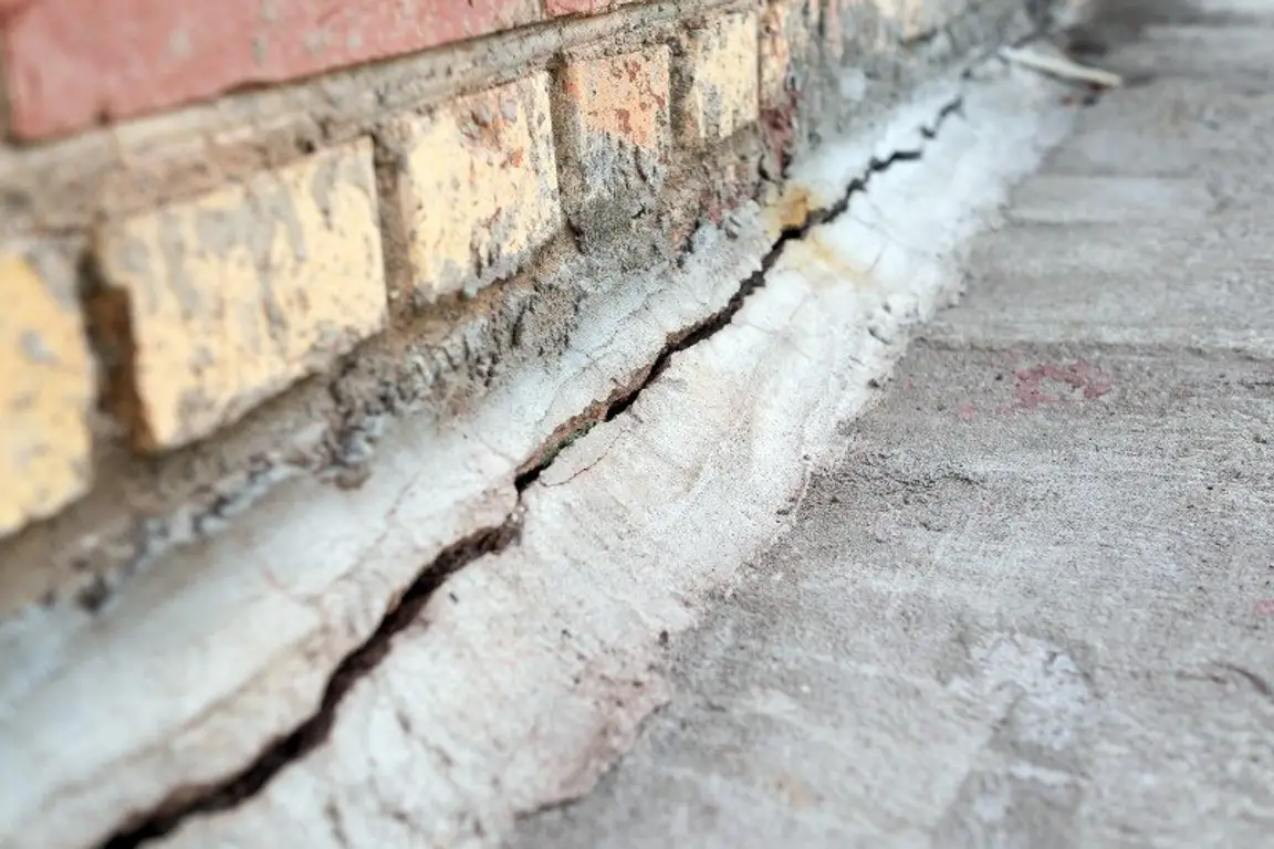 Ways-to-Fix-Foundation-Cracks-on-Your-House