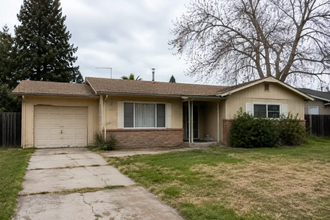 Original condition house in the Country Club neighborhood of Stockton California sold as is to local cash home buyers at R&H Distressed Properties