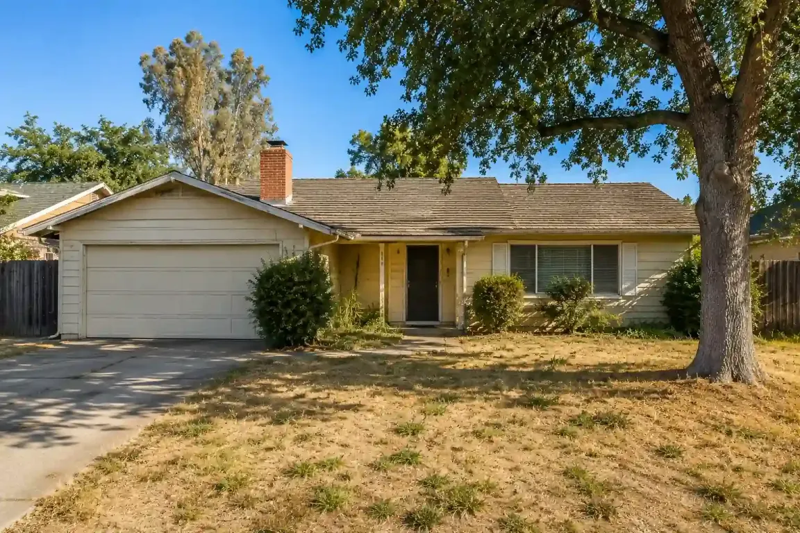 Original condition ranch style home in the Valley Oak neighborhood of Stockton California for homeowners looking to sell their house fast