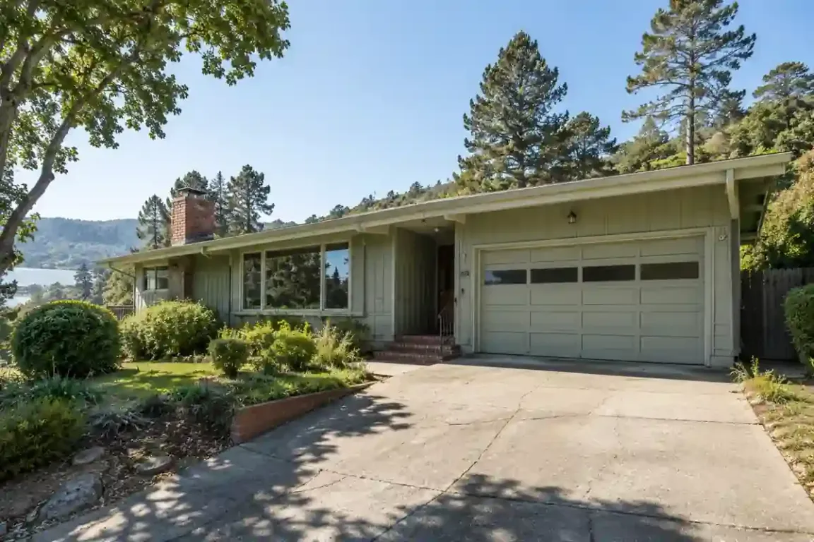 Sell my house fast in Kensington CA with a dated hillside home and scenic Bay Area views in a quiet residential neighborhood