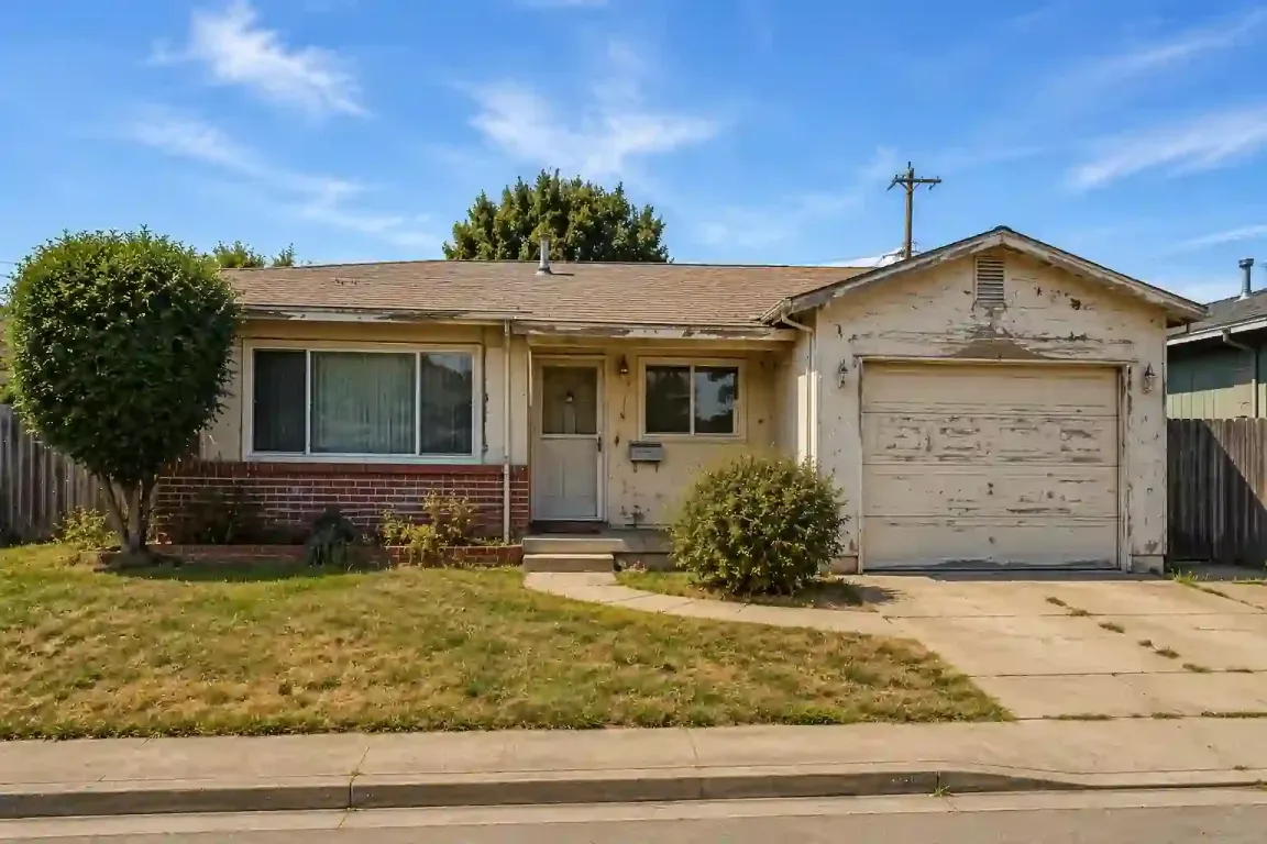 Sell my house fast for cash in San Lorenzo CA. Dated ranch style home with peeling paint and an older exterior in a quiet San Lorenzo neighborhood.