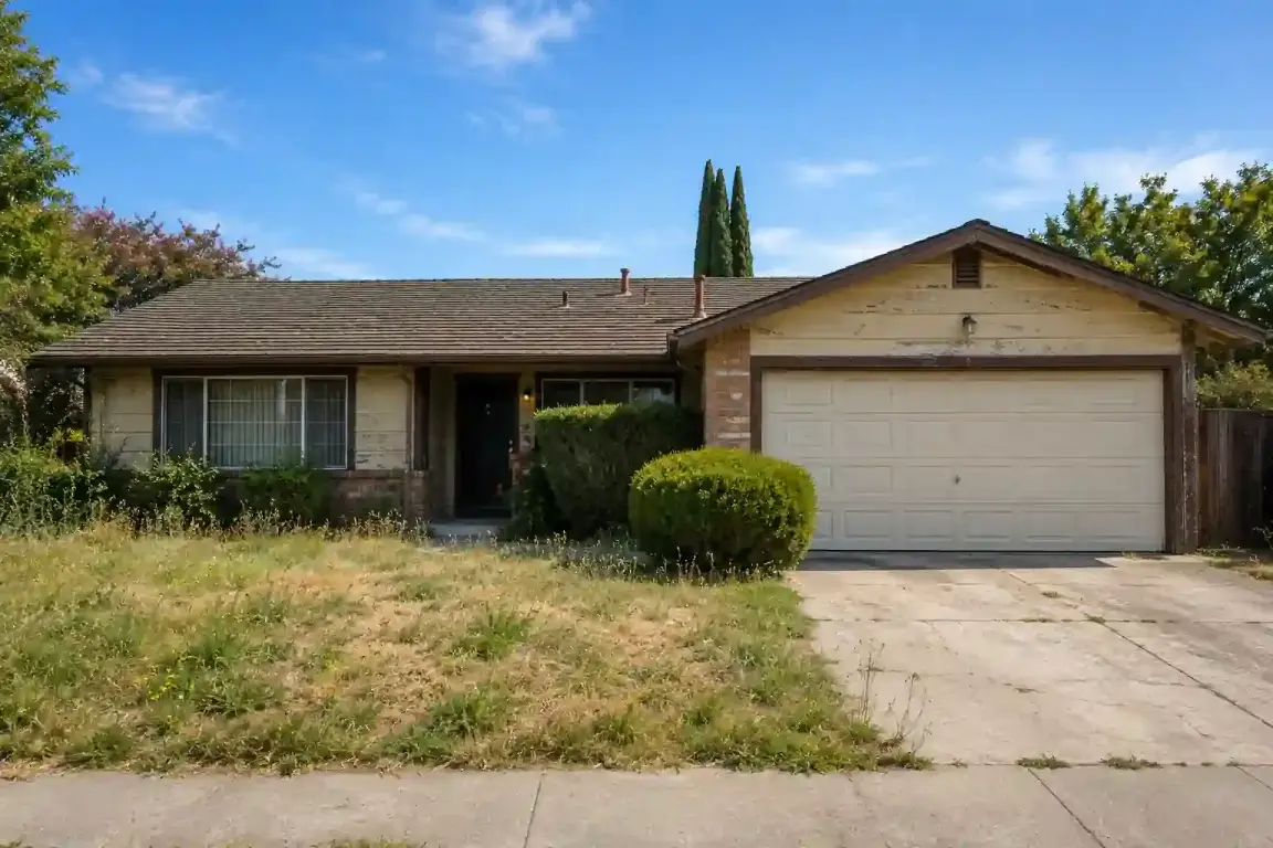 Sell my house fast Tracy CA dated ranch style home with overgrown yard and no repairs needed for a cash sale.