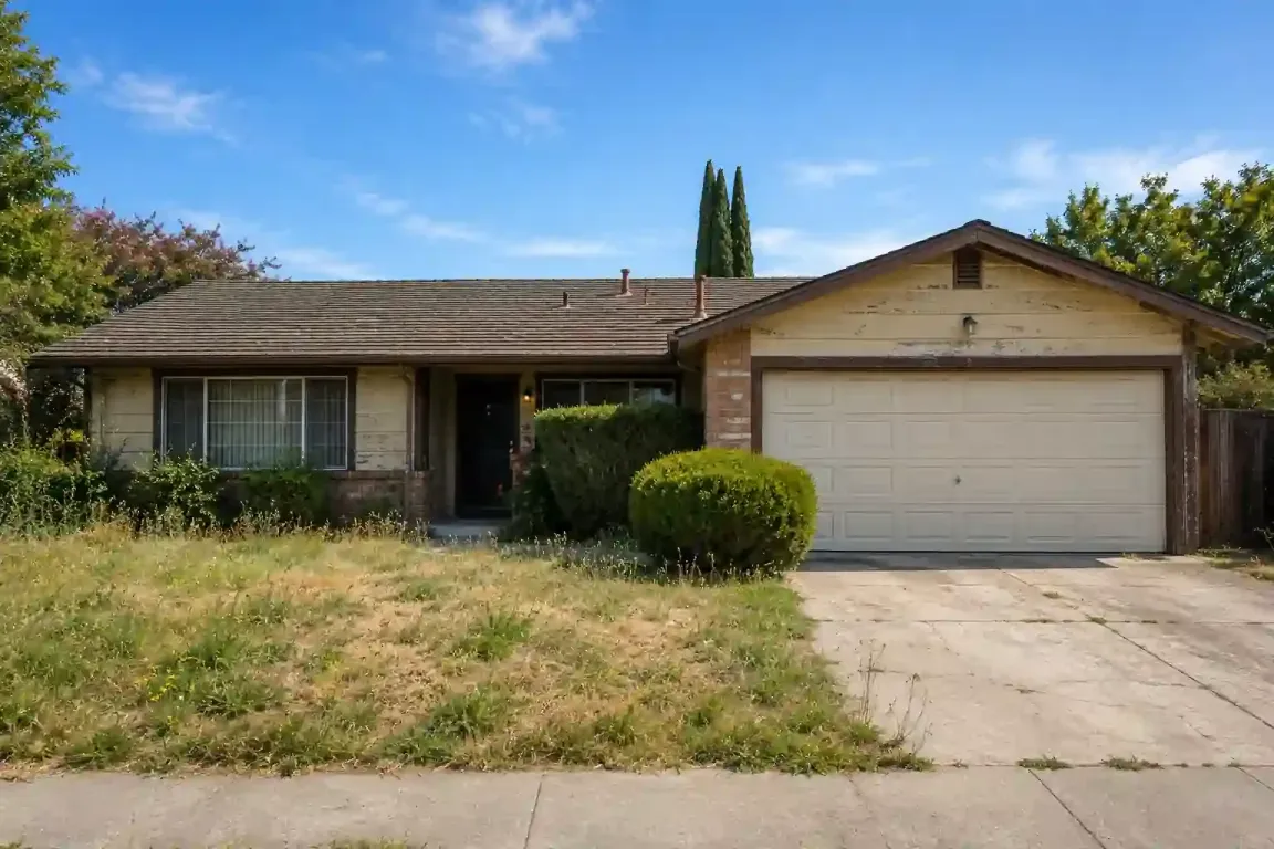 Sell my house fast Tracy CA dated ranch style home with overgrown yard and no repairs needed for a cash sale.