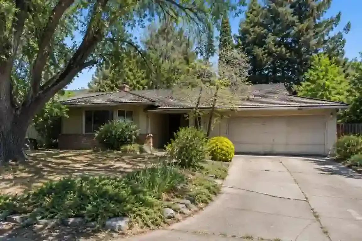 Sell my house fast in Fair Oaks with a local cash home buyer for an older home needing repairs.