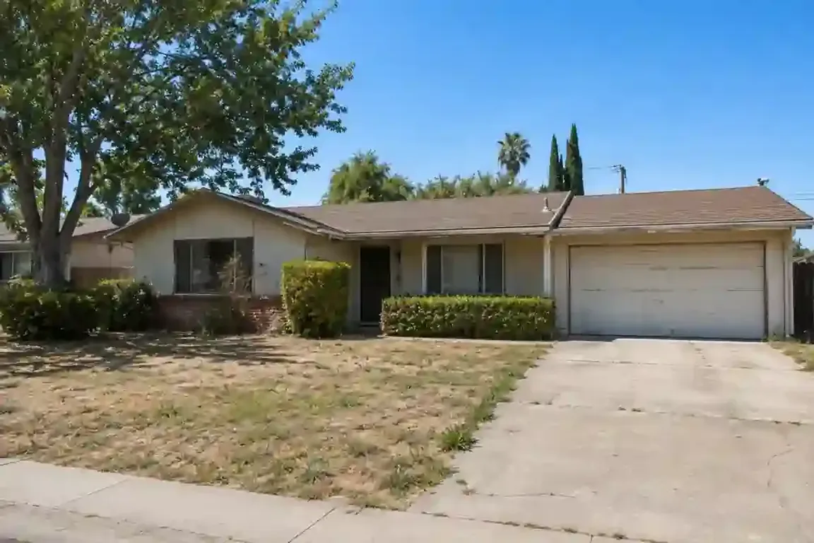 Sell my house fast in Madera with a local cash home buyer for an older California home needing repairs.