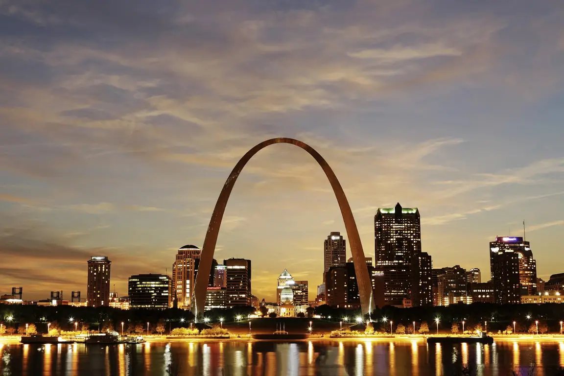 St. Louis, Missouri arch and skyline at dusk