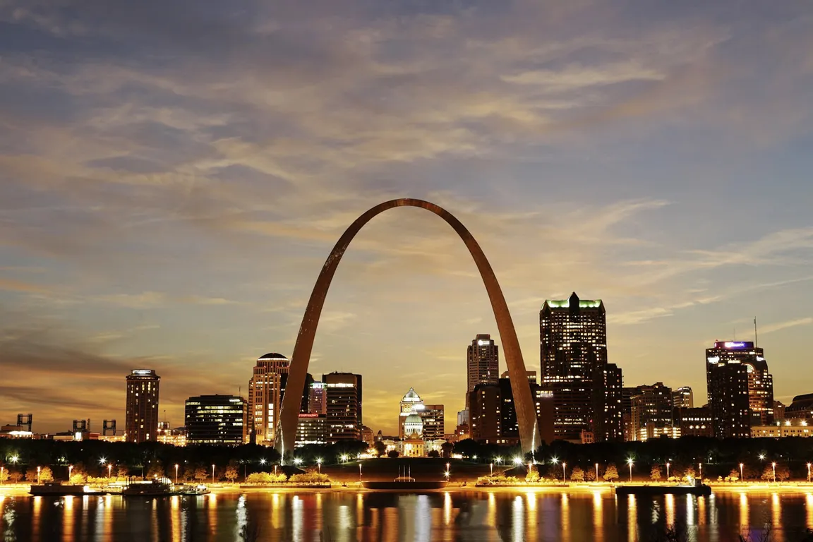 St. Louis, Missouri arch and skyline at dusk