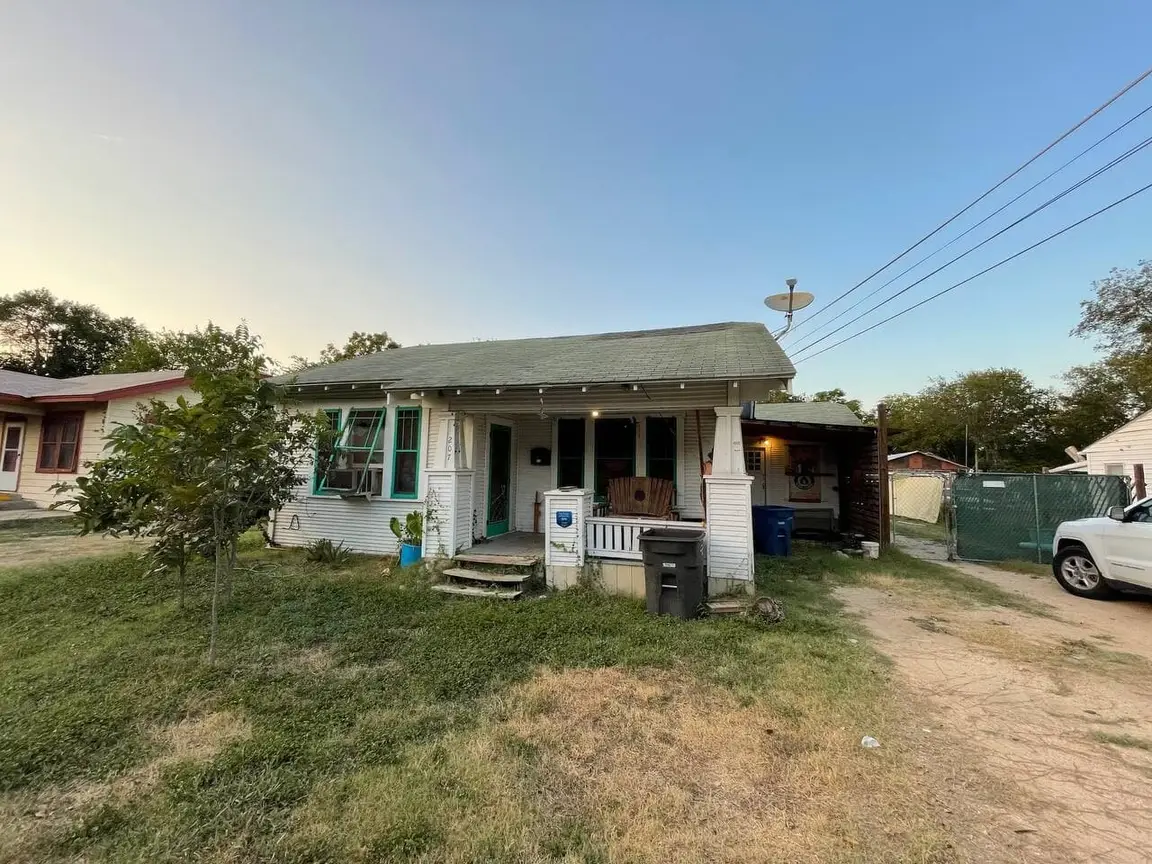 207 Barrett Ave | HOT Wholesale Deal in San Antonio, TX