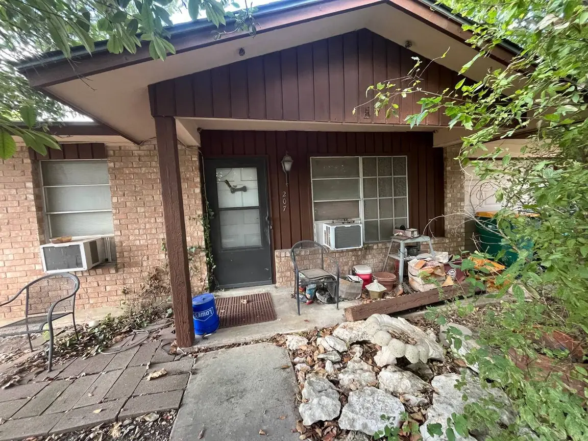 207 Brenda Dr | HOT Wholesale Deal in San Antonio, TX