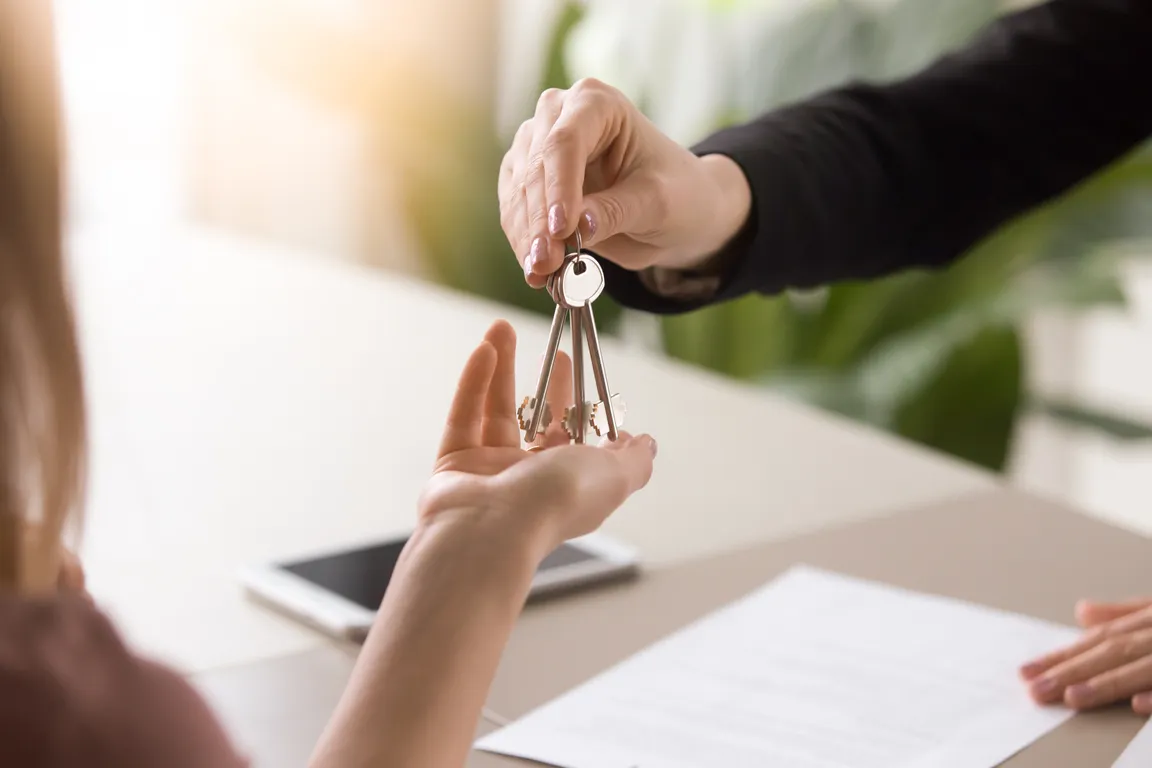 Homeowner handing over house keys to Southern Properties United for a fast cash sale in Mississippi
