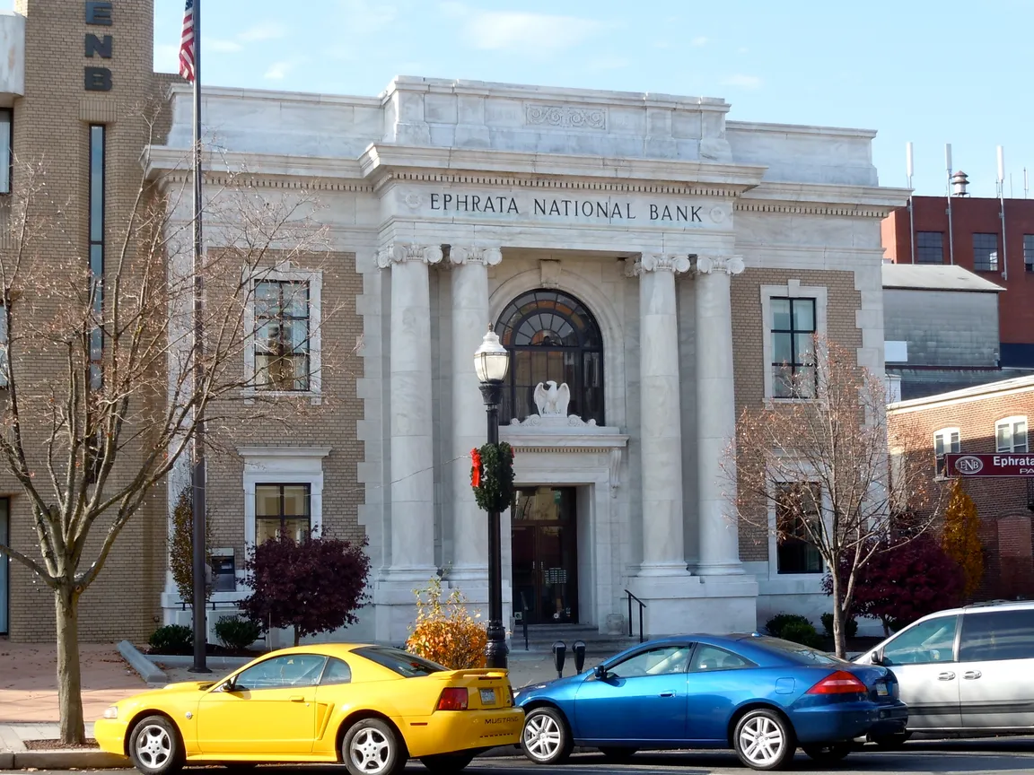 https://upload.wikimedia.org/wikipedia/commons/f/f2/Ephrata_National_Bank_PA.jpg