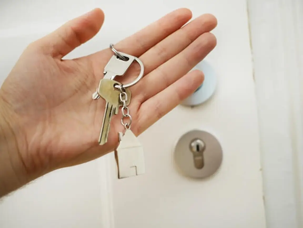 A person holding house keys