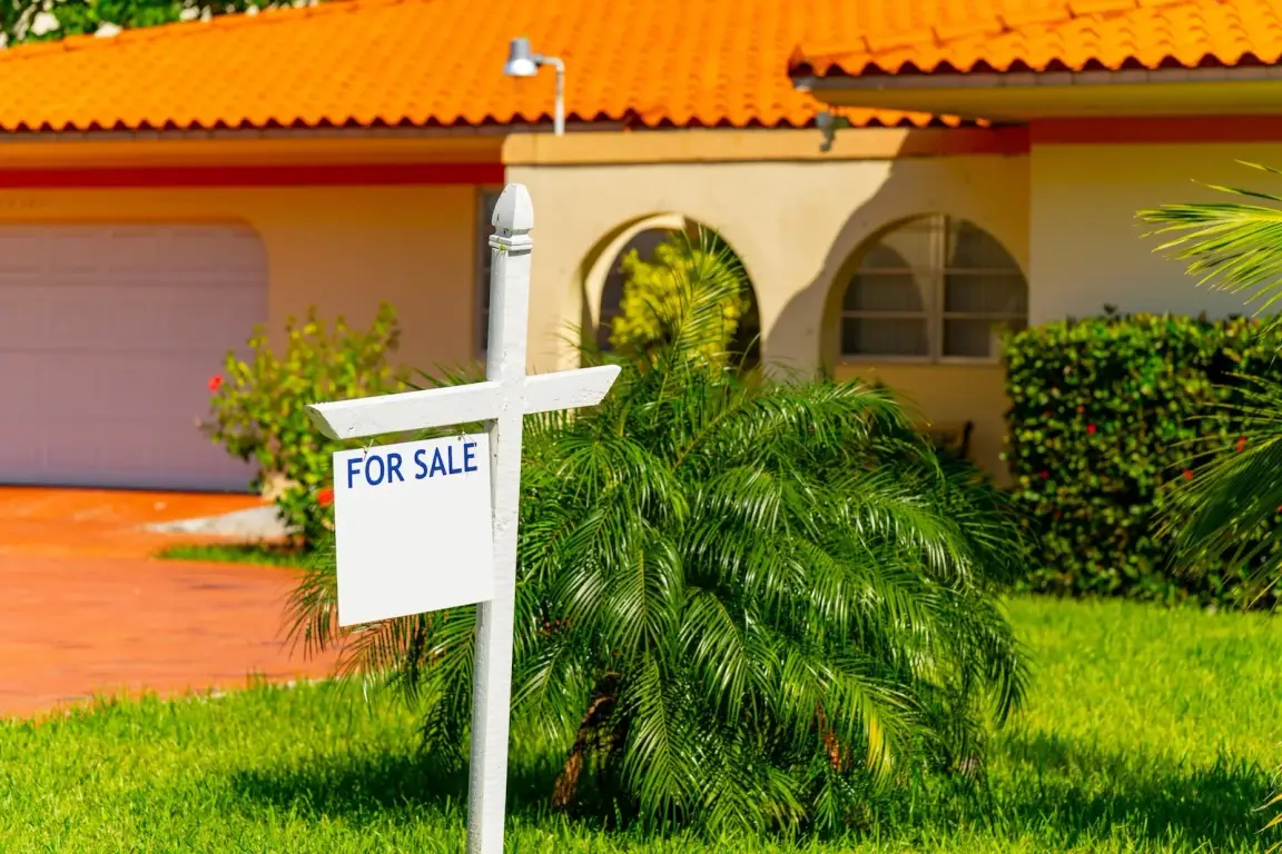 Image of For Sale sign in front of a house in Florida