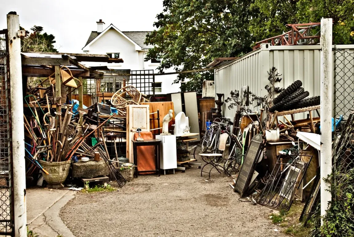 Image of the side of a Florida hoarder house with clutter