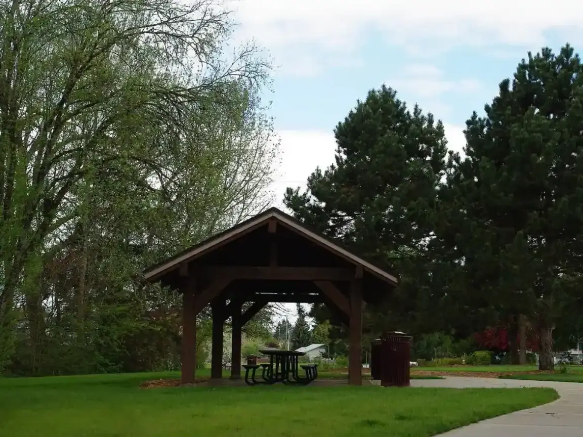 Peaceful Community Parks and Walking Trails in Hillsboro _ Lake Better Off Home Buyers
