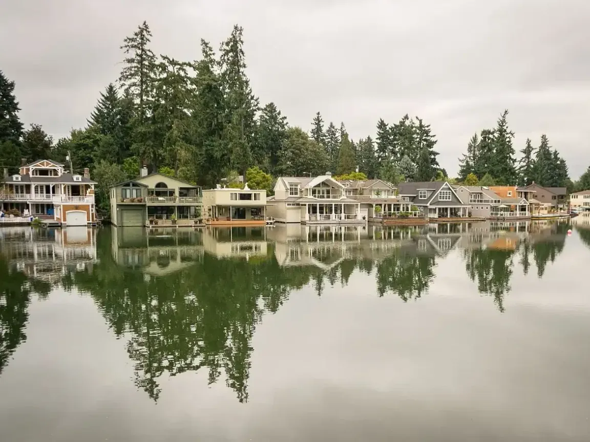 Row of Waterfront Houses Reflecting on Lake Oswego _ Lake Better Off Home Buyers