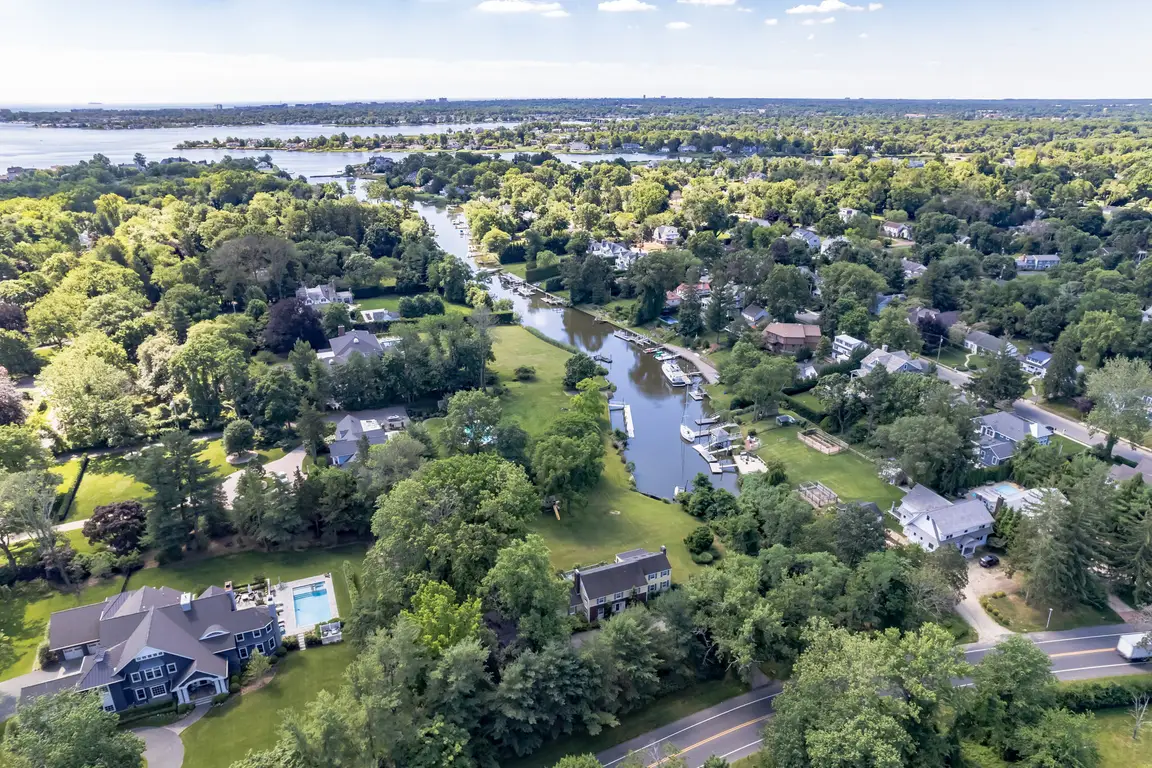 Aerial view of riverfront homes in Rumson, NJ