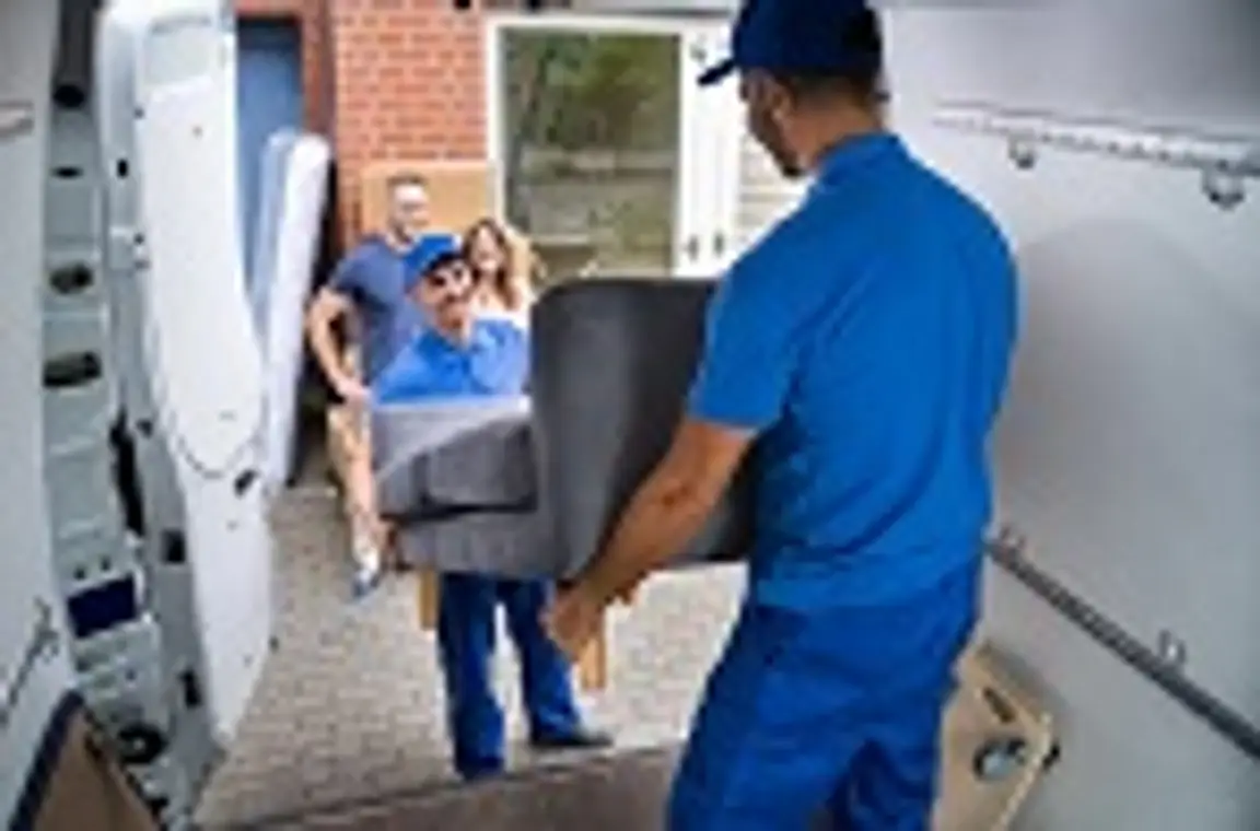 Family Moving Learn When to Call a Mover in FL