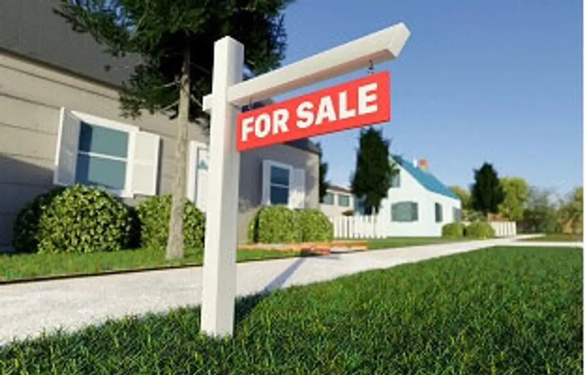Move if Your House Hasn’t Sold Yet-Small