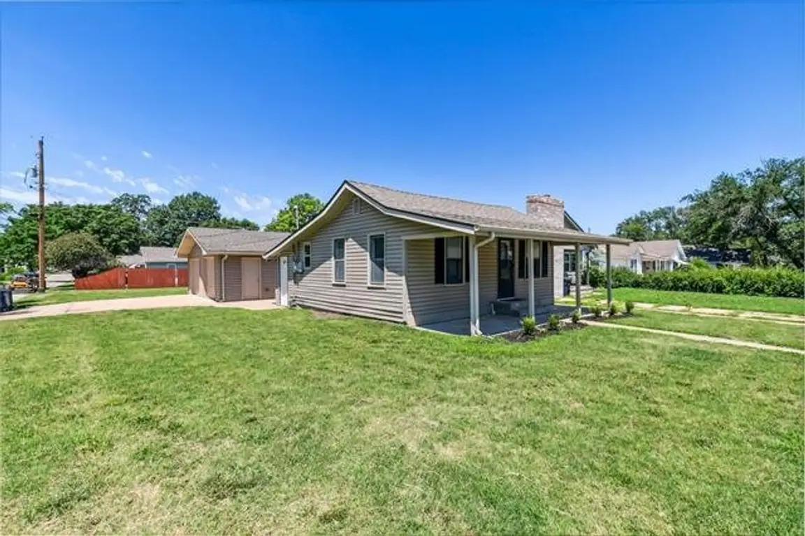 Wide Frontyard