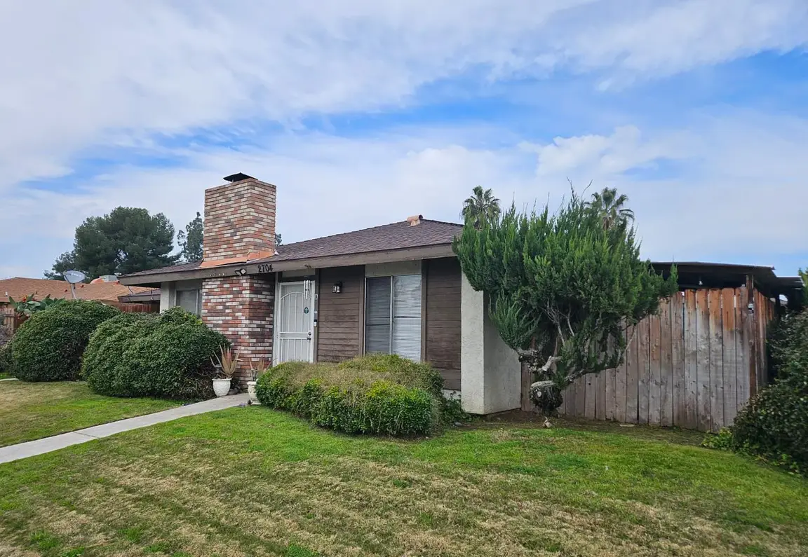 This 5 unit apartment building in Bakersfield, CA