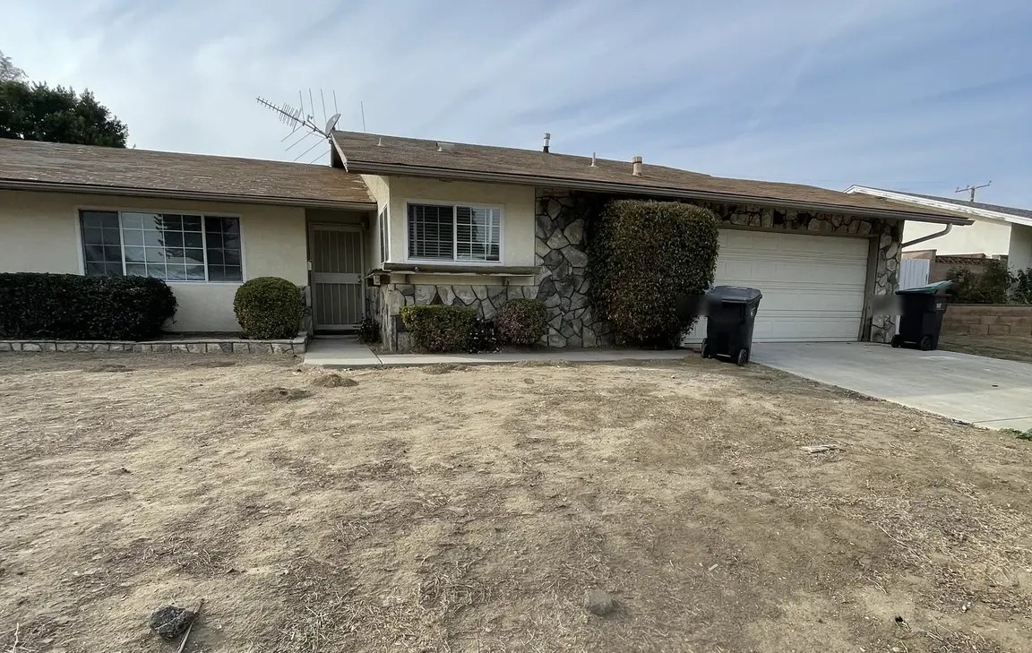 Original condition single story Simi Valley house with a dry front yard, purchased as-is for cash by Quick Home Offers®