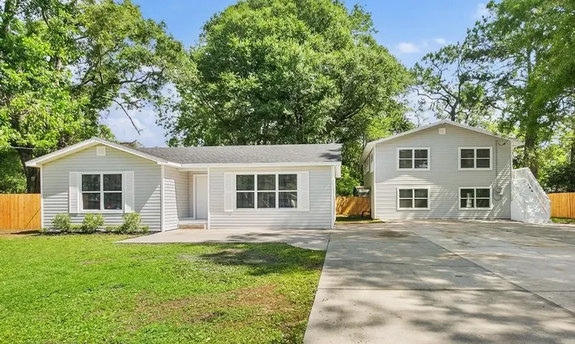 We buy houses in Jacksonville, FL - house exterior