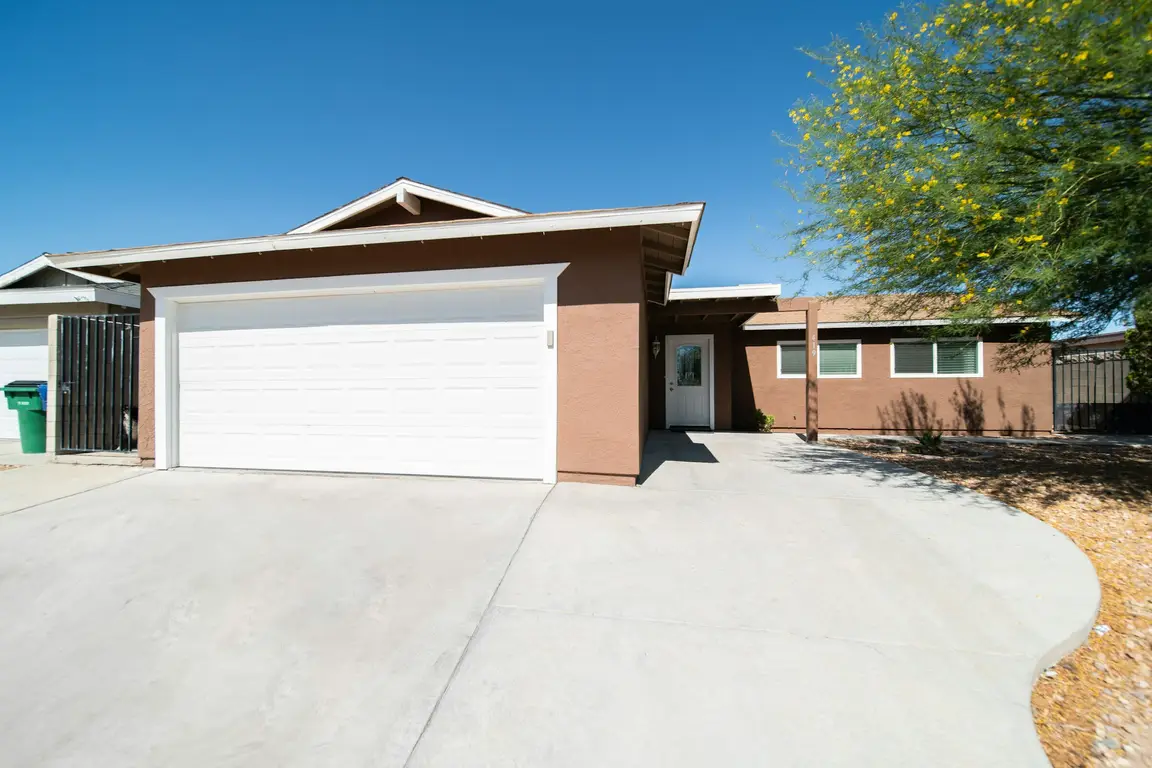 Ranch home with garage and driveway in Kissimmee, FL