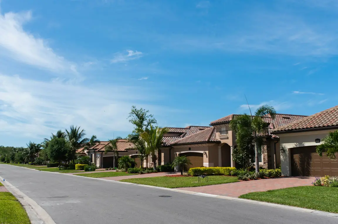 Florida neighborhood street in Melbourne, FL — sell your house fast for cash, no realtor, no fees
