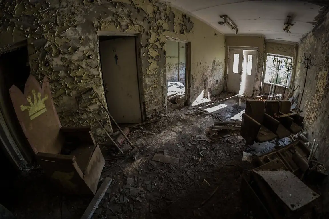 An abandoned building that is destroyed on the inside