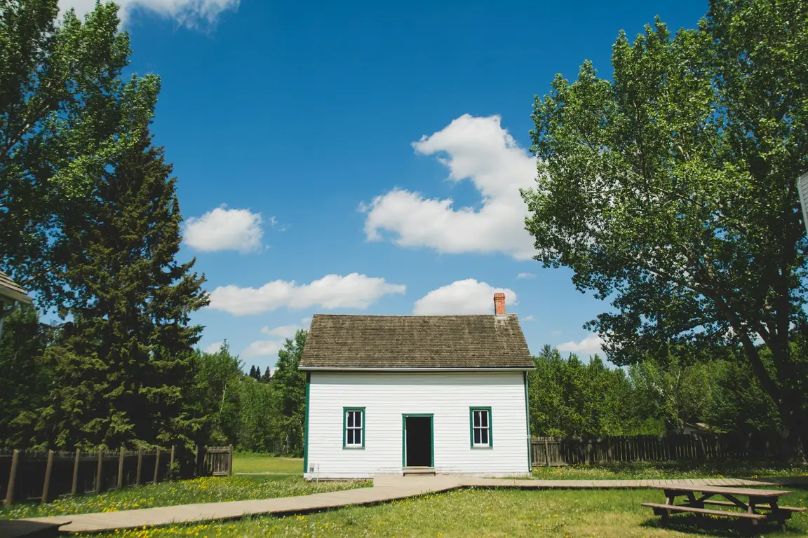 Does estate pay taxes on house sale