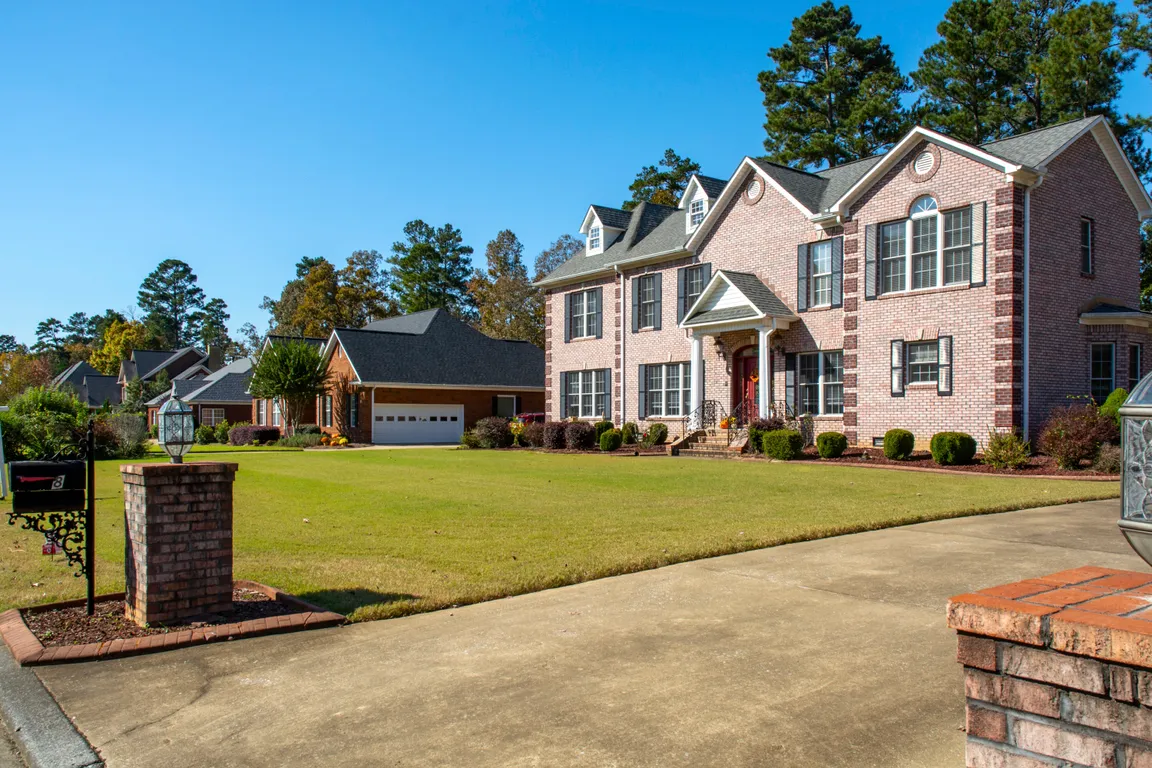 Large, beautiful homes in a scenic neighborhood in Rome, Georgia.