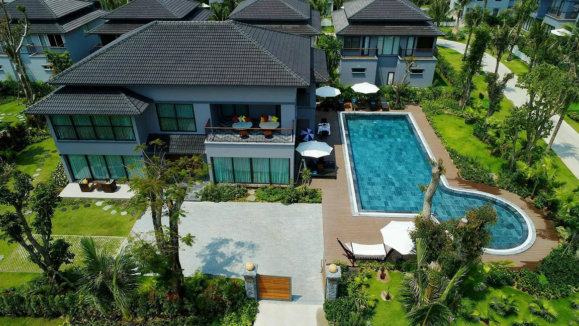 modern Minnesota house with pool representing fast home sale options