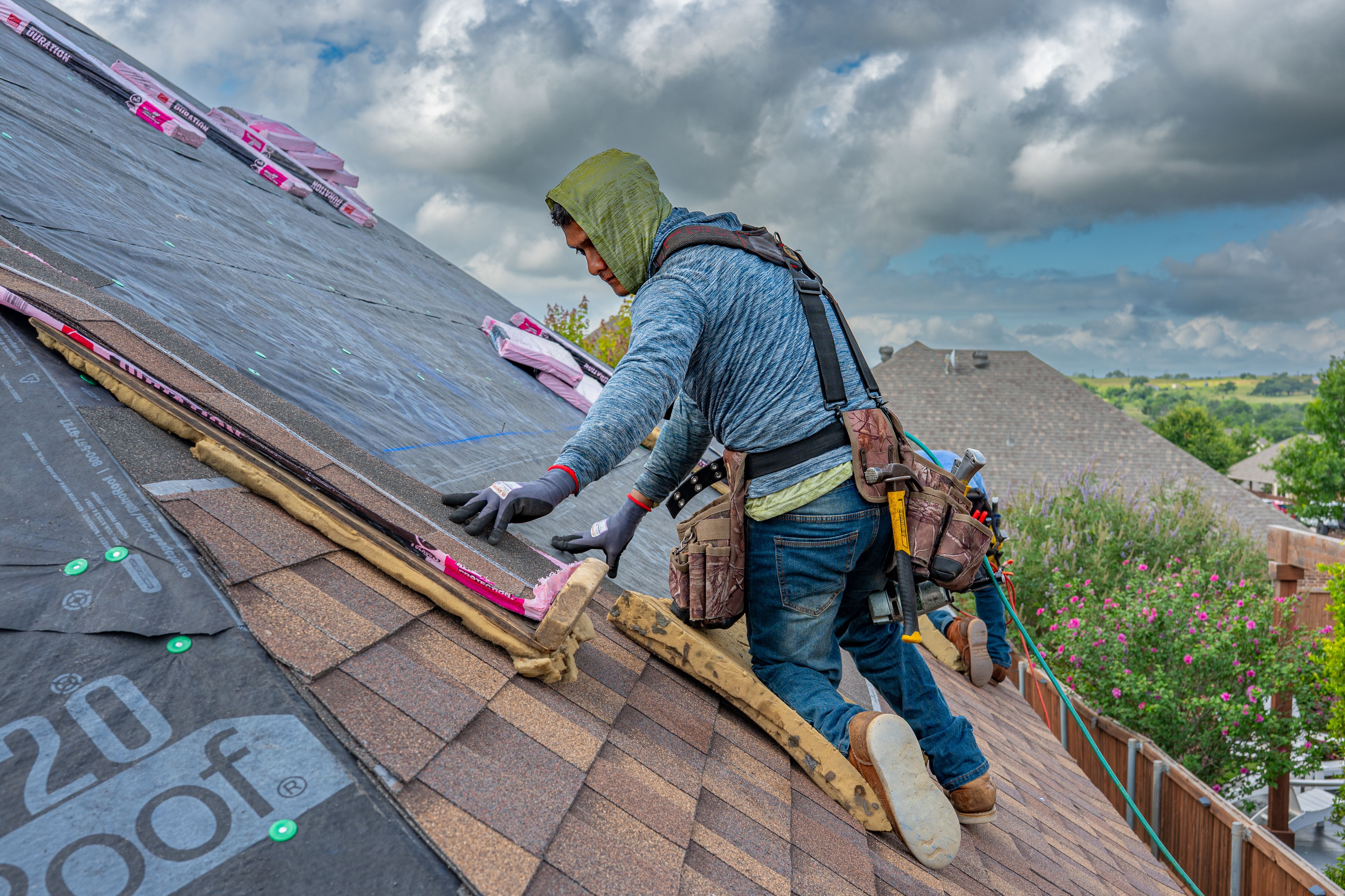 Roofer replacing a roof in [market_city]