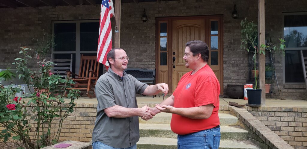 Handing over house keys in Warner Robins Georgia – no agent needed